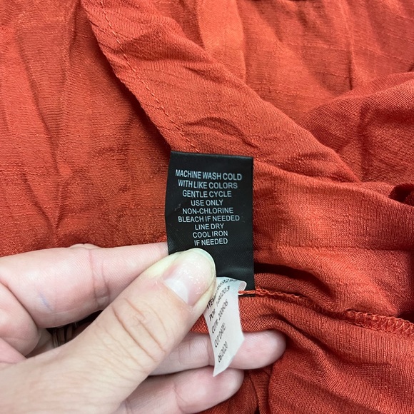 Torrid size 2 burnt orange blouse NWT crinkle material - Picture 5 of 5